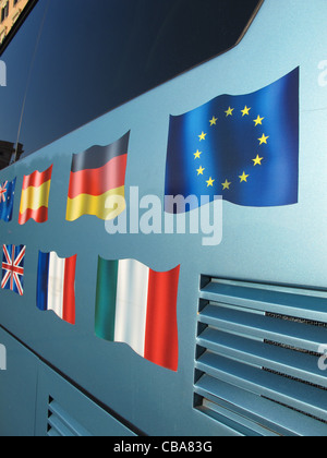 internationale und europäische Union Flaggen auf Seite auf Bus-Trainer in der Stadt Stockfoto