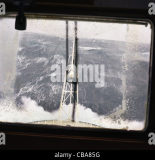 Blick von der Brücke eines Schiffes, in einem Sturm in bergigen Meeren und Wellen im südlichen Ozean. Stockfoto