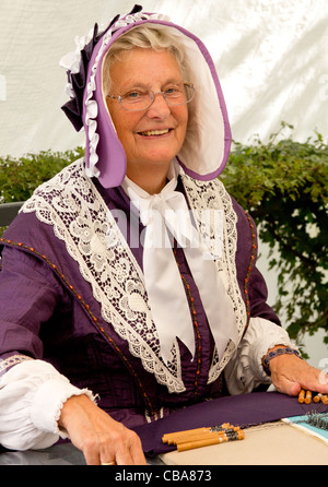 Frau in niederländischer Tracht in Veere historischer Markt - Walcheren, Zeeland, Niederlande Stockfoto