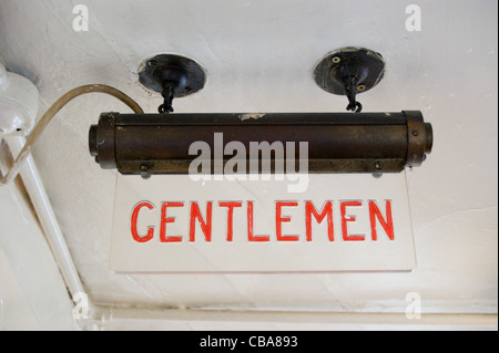 Beleuchtete Herren WC Schild im Kings Hotel, Kirkby Stephen, Cumbria, England Stockfoto