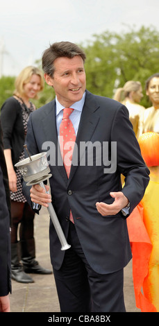 LOCOG Stuhl Sebastian Coe mit Darstellern aus der Heathrow-Turnverein Stockfoto