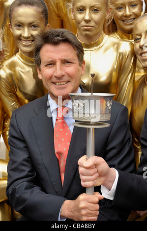 LOCOG Stuhl Sebastian Coe Minister für Sport mit Darstellern aus der Heathrow-Turnverein Stockfoto