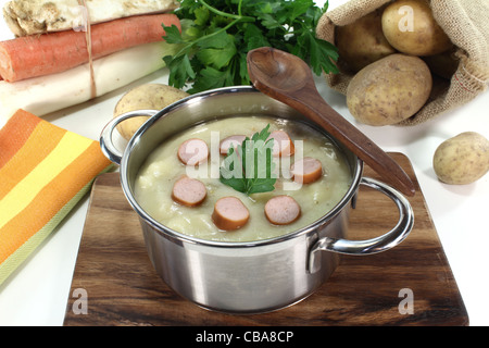 Kartoffelsuppe mit Wiener Würstchen, Greens und Petersilie Stockfoto