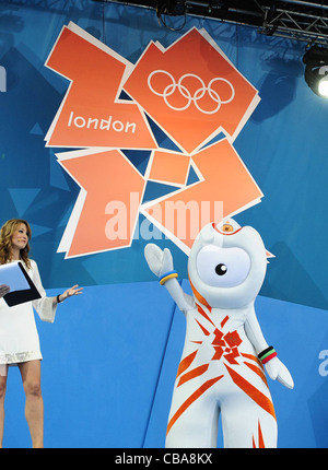 27.07.2011 die 2012 Olympischen Spiele Maskottchen auf London 2012 ein Jahr Feier am Trafalgar Square im Zentrum von London zu gehen. Stockfoto