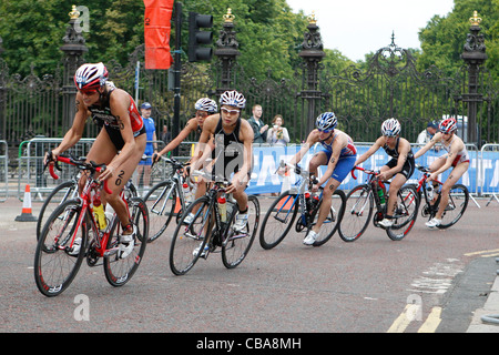 06.08.2011 dextro Energy Triathlon - Damen - ITU World Championship vom Hyde Park, London. Das Radfahren Bein nimmt eine scharfe Ecke Stockfoto