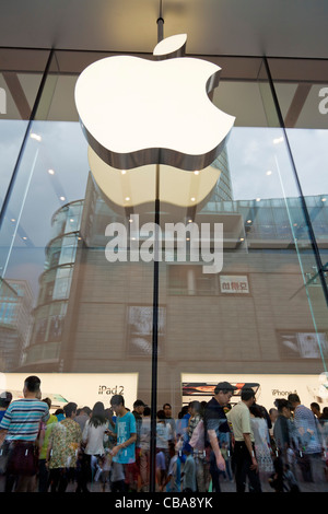 drängten sich Apple Store auf der Nanjing Road Shanghai VR China, Volksrepublik China, Asien Stockfoto