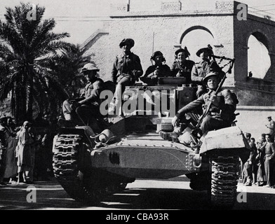 Eine britische Valentine-Panzer mit Highland Infanterie in Nordafrika während WW11. Stockfoto