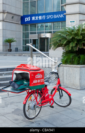 Pizza Lieferung Fahrrad an ein Shanghai Pudong Bank SPD Bank VR China, Volksrepublik China, Asien Stockfoto