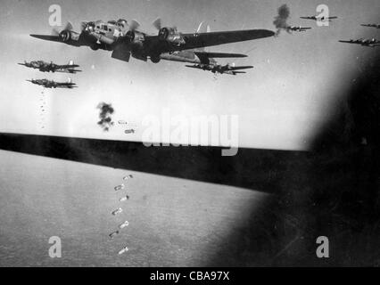 WW11 B17 Flying Fortress Bomber der USAAF s ihre Bomben unter Flak-Beschuss Stockfoto