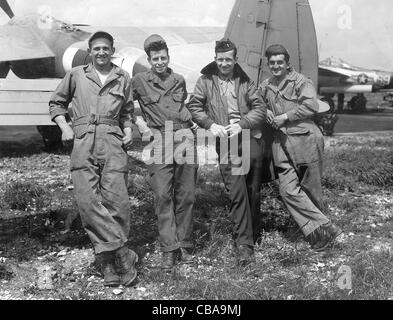 USAAF P-38 Lightning Mannschaftsmitglieder stehen ihre Flugzeuge während WW11. Stockfoto