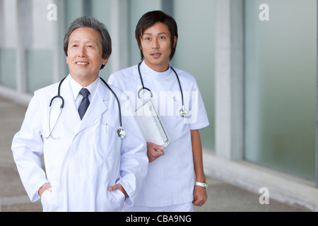 Männlicher Arzt und Krankenschwester Stockfoto