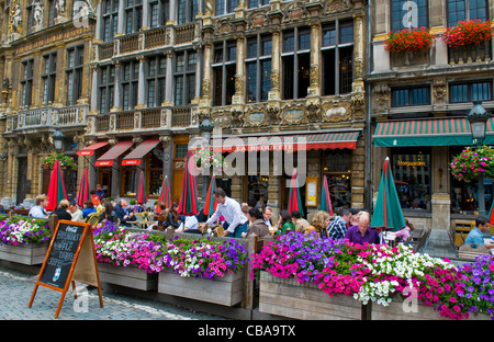 Nicht identifizierte Personen Platz in einem Café am Grand Platz Brüssel am 2. Juli 2011 Stockfoto