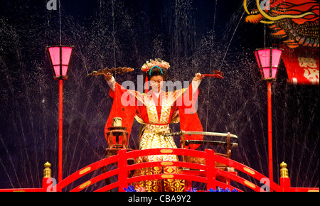 Eine unbekannte Darsteller in die "Wasser-Magie" show statt in Nikko, Japan Stockfoto