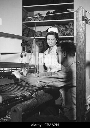 Eine Krankenschwester bewacht ein verwundeter Soldat in Rehabilitationsstation WW11 Amerika. Stockfoto