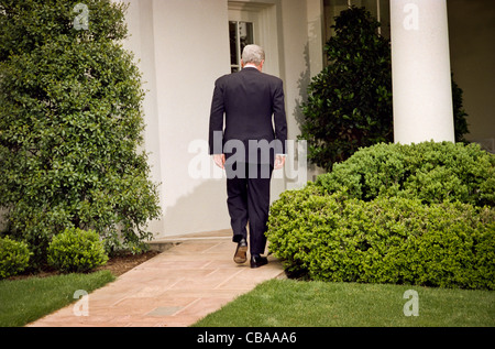 Präsident Bill Clinton geht zurück auf das Oval Office nach Adressierung Reporter hinter das Oval Office über seine Gespräche mit Kongreßführer auf die Situation des Kosovo 28. April 1999. Der Präsident bekräftigte seine Verpflichtung zur NATO militärische Aktionen in den kommenden Monaten unterstützen. Stockfoto