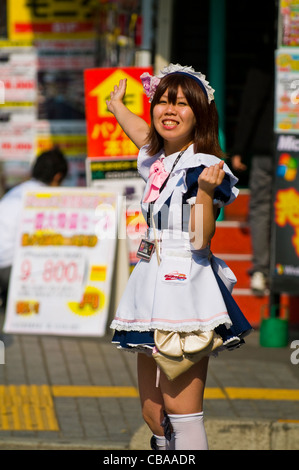 Japanische Mädchen gekleidet wie eine Magd, die Förderung der "Maid Café" in Tokio Japan Stockfoto