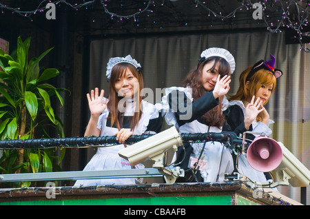 Japanische Mädchen gekleidet wie eine Magd, die Förderung der "Maid Café" in Tokio Japan Stockfoto