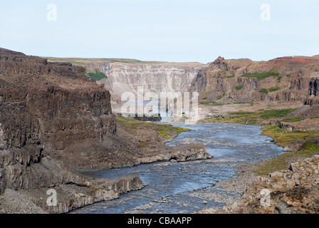 Canyon in der Nähe von den Wasserfällen Dettifoss in Island Stockfoto