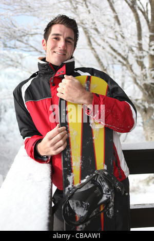 Snowboarder stehen auf seinem Balkon Stockfoto