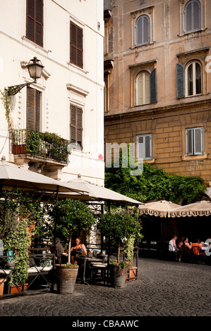 Café und Bar in Piazza Madonna Dei Monti, im historischen Zentrum von Monti, Rom, Italien Stockfoto