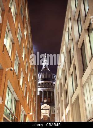 St. Pauls-Kathedrale, die durch eine schmale Straße mit Geschäftshäuser Büros gesehen Stockfoto