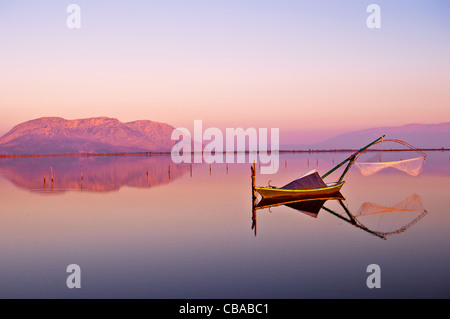 Traditionellen hölzernen Fischerboot in der Lagune von Messolonghi, Griechenland Stockfoto