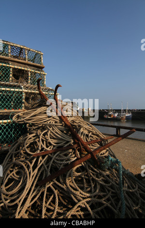 Hummer-Töpfe und Fischer Seile am Kai in Bridlington Harbour in der Abendsonne Stockfoto