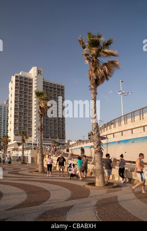 Promenade führt zum Strand in Tel Aviv Israel und International Hotel Stockfoto