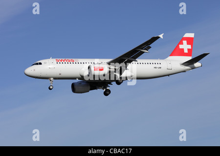 Schweizer internationale Air Lines Airbus A320-214 HB-IJW Ansatz nach Heathrow Stockfoto