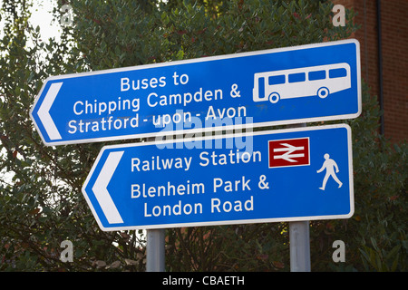 Hinweisschilder für Busse zum Chipping Campden & Stratford und zum Bahnhof für Blenheim Park & London Road Stockfoto