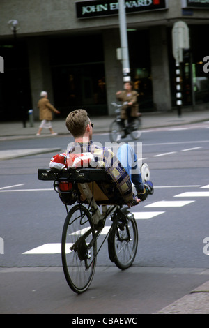 Radfahren-holländischen Stil. Dieser eine in die Mitte von Rotterdam zu sehen. Stockfoto