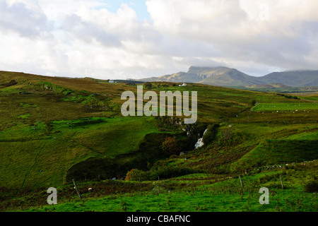 Bein Edra, 20 Meile Küstenabschnitt mit vielen Felsformationen und Berge, Culnacnoc, Trotternish, Isle of Sky Schottland Stockfoto