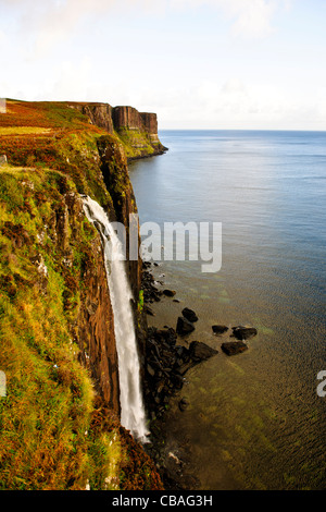 Kilt Rock Wasserfall, Jurassic Küste, Rock Stratas, Sound von Rona & Raasay, Trotternish, Isle of Sky, Schottland Stockfoto