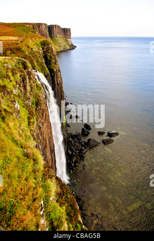 Kilt Rock Wasserfall, Jurassic Küste, Rock Stratas, Sound von Rona & Raasay, Trotternish, Isle of Sky, Schottland Stockfoto