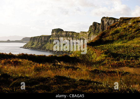 Kilt Rock Wasserfall, Jurassic Küste, Rock Stratas, Sound von Rona & Raasay, Trotternish, Isle of Sky, Schottland Stockfoto