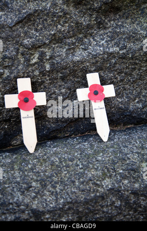 Zwei Kreuze für Gedenktag auf Stein Memorial gelegt. Stockfoto