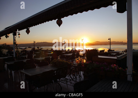 Sonnenaufgang über dem Bosporus von sieben Hügeln RESTAURANT SULTANAHMET ISTANBUL Türkei 4. Oktober 2011 Stockfoto