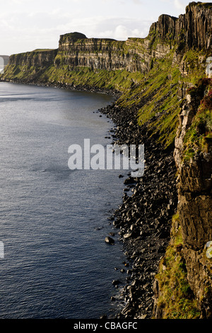 Kilt Rock Wasserfall, Jurassic Küste, Rock Stratas, Sound von Rona & Raasay, Trotternish, Isle of Sky, Schottland Stockfoto