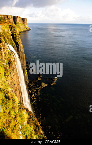 Kilt Rock Wasserfall, Jurassic Küste, Rock Stratas, Sound von Rona & Raasay, Trotternish, Isle of Sky, Schottland Stockfoto