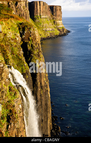 Kilt Rock Wasserfall, Jurassic Küste, Rock Stratas, Sound von Rona & Raasay, Trotternish, Isle of Sky, Schottland Stockfoto