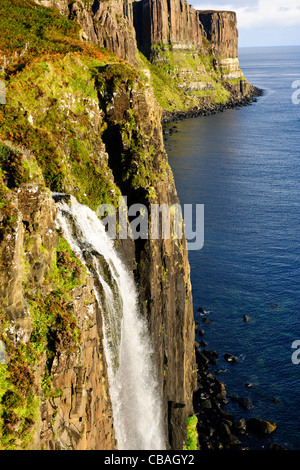 Kilt Rock Wasserfall, Jurassic Küste, Rock Stratas, Sound von Rona & Raasay, Trotternish, Isle of Sky, Schottland Stockfoto