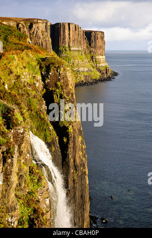 Kilt Rock Wasserfall, Jurassic Küste, Rock Stratas, Sound von Rona & Raasay, Trotternish, Isle of Sky, Schottland Stockfoto