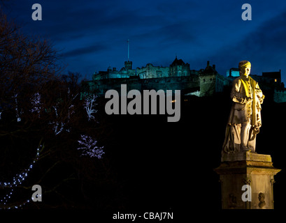 Beleuchtete Allan Ramsay Statue mit Edinburgh Castle im Hintergrund Schottland UK Europe Stockfoto