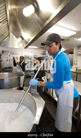 Freiwillige Helfer bereiten Mahlzeiten für Social Service Agenturen bei DC Zentralküche Stockfoto