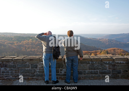 Besucher am Ordensburg Vogelsang, ein ehemaliger Nazi training Camp, Nordrhein-Westfalen, Deutschland. Stockfoto