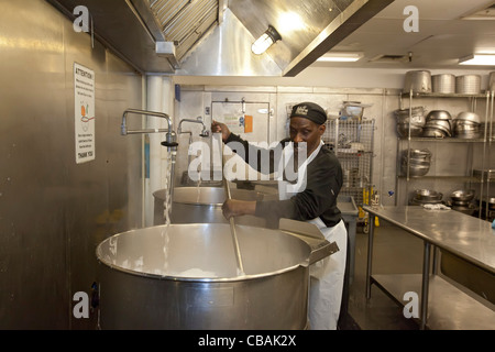 Freiwillige Helfer bereiten Mahlzeiten für Social Service Agenturen bei DC Zentralküche Stockfoto