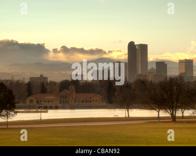 Ein Blick auf Downtown Denver, Colorado kurz vor Sonnenuntergang. Stockfoto