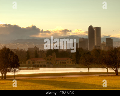 Ein Blick auf Downtown Denver, Colorado kurz vor Sonnenuntergang. Stockfoto