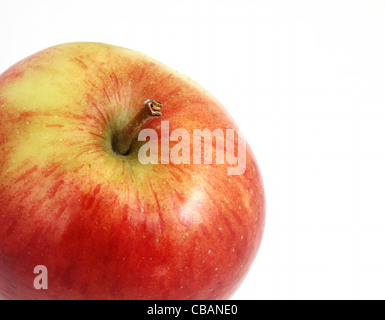 reifer Braeburn Apfel auf weißem Hintergrund Stockfoto