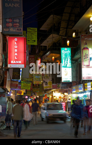 Fußgänger und Autos in den Straßen von Thamel bei Nacht, Kathmandu, Nepal, Asien Stockfoto